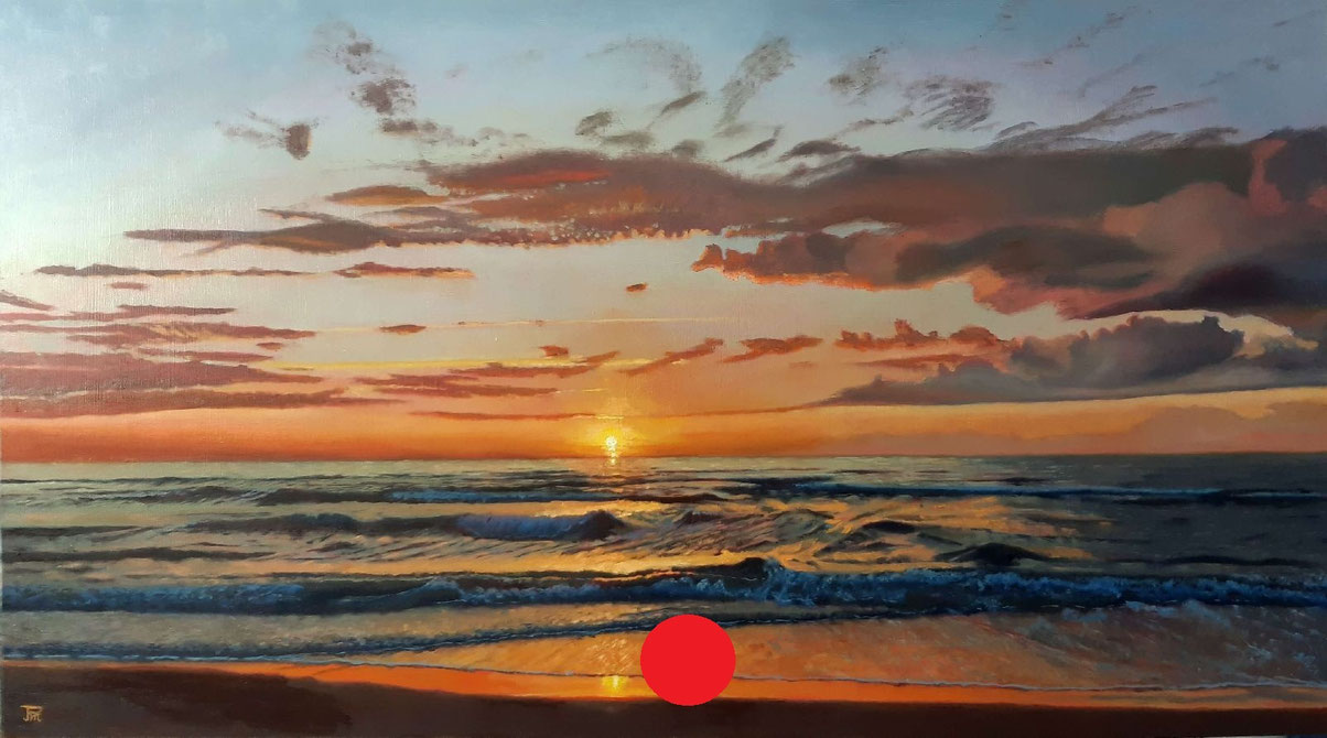 Amanecer en la playa con cielo anaranjado y rosado, reflejos intensos en el agua y olas suaves llegando a la orilla.