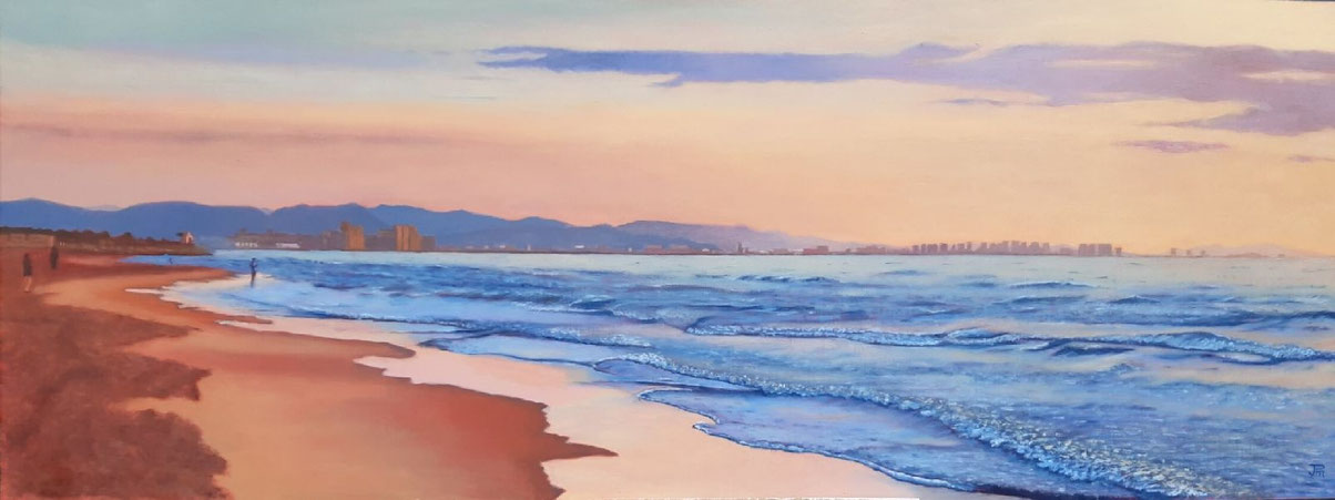 Amanecer en la playa de Valencia con tonos rosados y vista de la bahía hacia el norte, con figuras caminando junto al mar.
