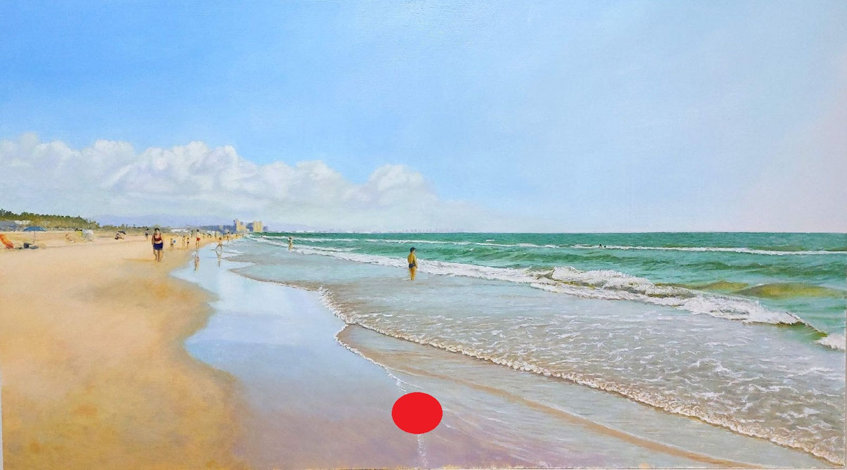 Playa de la Patacona con bañistas, caminantes, mar en calma y cielo azul con nubes de verano.