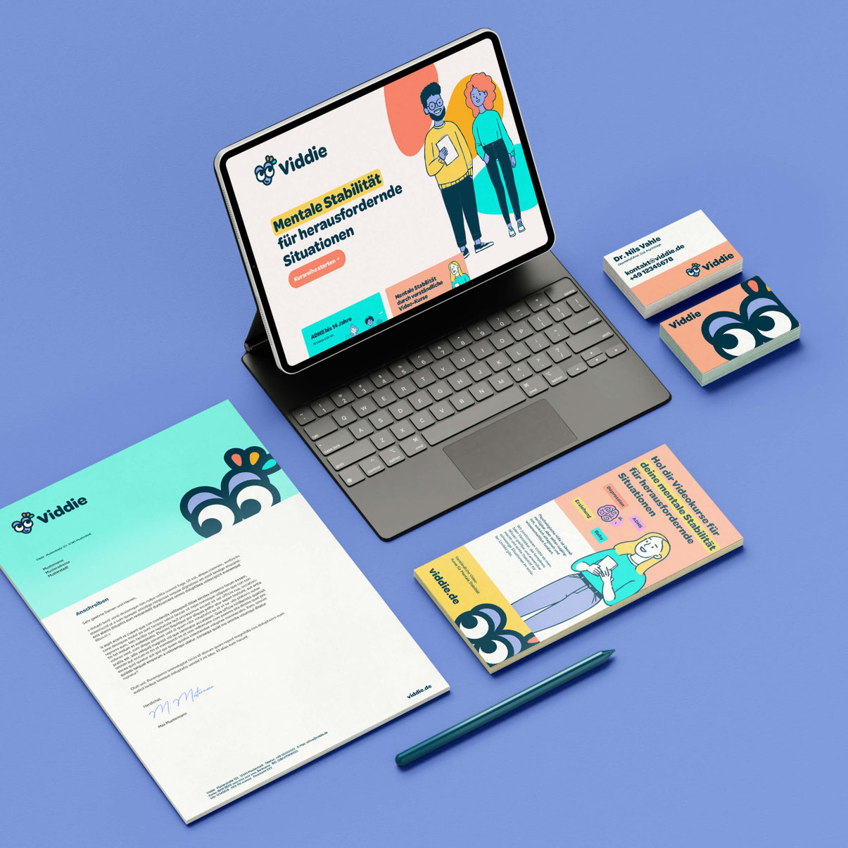 Branding und Kommunikationsdesign für psychologische Trainings mit Website und Printmaterial auf Laptop und Geschäftsausstattung
