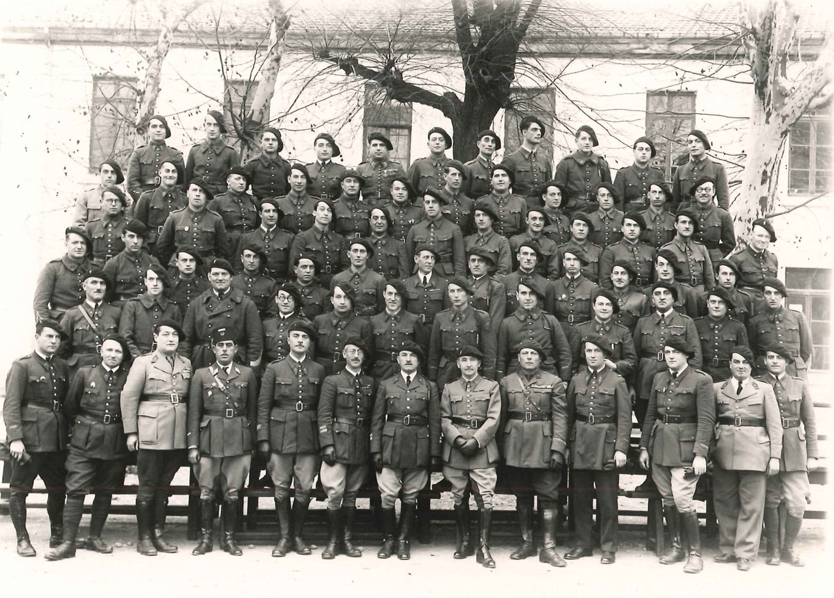 Le COL LACAZE (au centre, 1er rang) et les cadres de son état-major au Fort Lamothe à Lyon (fonds Cantagril).