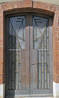 une porte gravée aux initiales de Fernand Lèbre