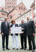 Theo Stauder (l.) und Reinhard Wolf (r.) von der VR-Bank Mainz überreichten Sabine Flegel (2.v.l.) vom Mainzer Dombauverein und Domdekan Heinz Heckwolf einen Spendenscheck in Höhe von 5.000 Euro.  © Bistum Mainz / Matschak   Original