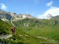 Karnischer Höhenweg mit Königswand und Filmoor Hütte im Hintergrund