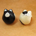 和紙を重ねて製作した黒猫と三毛猫の起き上がりこぼし