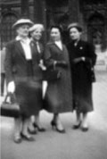 Femmes portant des chapeaux CHA