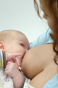 Mutter stillt ihr Baby