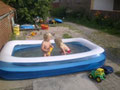 Maja* + Kay* in neuen Planschbecken