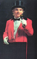 Dans l'univers du cirque, Monsieur Loyal règne en maître sur la piste. Chef d'orchestre, régisseur, comédien, assistant du clown, directeur, présentateur, metteur en scène...