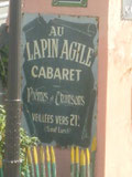 L'enseigne du cabaret Au Lapin Agile à Paris à l'angle de la rue des Saules et de la rue Saint Vincent (Montmartre)