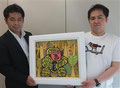 太田宏介さん（右）と兄の信介さん。作品はアクリル画「マウンテンゴリラ」＝千代田区