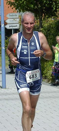 Detlef Meinert kämpft auf der Laufstrecke.