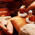 Massage mit warmen Gaze-Säckchen | Pinda-Sveda