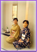 明るい笑顔の塚本宗香先生(左)