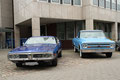 Dodge Charger (links) und Chevrolet (rechts)