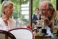 Ehepaar in einem Pariser Restaurant