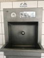 Handen wassen bij de benzinepomp in Servië
