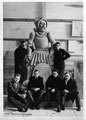 Dans l'atelier du sculpteur Schergen. Franz Dewandelaer à l'avant-plan. Collection Yvan Dewandelaer