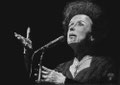 J'ai vu chanter Edith Piaf, à l'époque, j'étais ado. Jamais quelqu'un ne m'a refait depuis une telle impression. Toute frêle, elle était petite, semblait vaciller, mais dès qu'elle chantait...indescriptible, ça foutait les frissons.