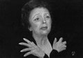 Une voix, une femme, une vie...Edith Piaf Je l'ai vue chantant, peu de temps avant sa mort, elle avait une présence incroyable. Seule sur scène, sans bouger, si ce n'est ces fameuses mains, elle vous mettait les frissons.
