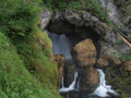 Das Wasser fällt in ein Loch im Felsen