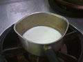 牛乳を温め砂糖をいれとけたらふやかしたゼラチンを溶かす
