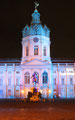 Lichtinstallation Weihnachtsmarkt am Schloss Charlottenburg: Schloss in blauem Licht. Foto: Helga Karl 2014