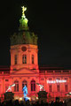 Lichtkunst Weihnachtsmarkt am Schloss Charlottenburg: Schloss in Rot mit Weihnachtsgruss. Foto: Helga Karl 2014