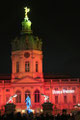 Lichtinstallation beim Weihnachtsmarkt am Schloss Charlottenburg: Schloss in Purpurrot mit Schriftzug Weihnachtsgruss. Foto: Helga Karl 2014