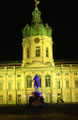 Weihnachtsmarkt am Schloss Charlottenburg: beleuchtetes Schloss in Gelb und Grün.. Foto: Helga Karl 2014