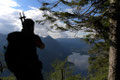 Ein traumhafter Blick auf den unter uns liegenden Hallstättersee. Ich hörte kein Klicken – rein gar nichts  - schon hatte sie mich wiederum in Bild eingefangen. Aber schon ging es wieder weiter bergab …