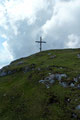 Unmittelbar vor Erreichen des Gipfelkreuzes. Uns war aus der Ferne gar nicht bewusst das es sich beim „Eiskogel (2321m)“ um solch einen Grasgipfel handeln sollte.