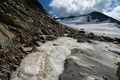 Links, direkt an Fels und Schutt entlang des Gletscher stieg ich nun weglos in NW-Richtung zum oberen Gletscherboden auf.