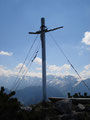 Ein kleines zierliches Gipfelkreuz zeichnet den Eibenberg aus.