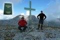 Das „Gläserne Gipfelkreuz“ der „Schartwand (2339m)“. Ein ganz besonderes „Schmanckerl“ für „Bergfexe“ wie uns. Umso größer die Freude diesen Moment genießen zu können auch wenn es ein bisschen kalt war hier oben.