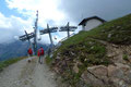 … erreichten wir auch schon die „Langensteinhütte/K2-Hütte (2330m)“. Es war ein bisschen windig und es begann auch leicht zu regnen. Unsere Laune wurde dadurch aber keineswegs getrübt.