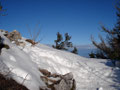 Noch ein paar Meter den schneebedeckten Steig entlang im Gipfelbereich ...