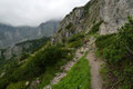 Der wohl interessanteste Wegabschnitt dieser zweiten Etappe.  Während ein Großteil des Wanderpfades aus Dreck und Schlamm bestand herrschten hier Felsen und trockenes Gehgelände.