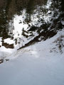 Aufgrund der großen Schneelage beschlossen wir nicht den Wandersteig durchs Hundskar zu nehmen, sondern wanderten stattdessen über die Forststraße den Berghang nach oben. An manchen Stellen mussten wir an Lawinenabgängen vorbei.
