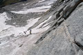Gesagt, getan. Der Abseilakt erstreckte sich von der Rampe anfangs über eine etwa 10m hohe senkrechte Wand und in weiterer Folge über den steilen Gletscher.
