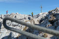 … welche Margit & mich in einigen keuchenden Minuten auf das Gipfeldach des Hexenturms brachten. Eisige Sturmböen pfiffen regelrecht über den 2172m hohen Ennstaler Alpen-Gipfel. Brrrrrr!