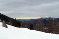 Auch Angela und ich hielten inne und genehmigten uns einen Schluck. Nebenbei blickten wir in den sonnigen östlichen Teil der Steiermark und zum Gstoder (2140m). Sch…eibenkleister! Bei uns fing es leicht zu schneien an. Grrrrrr!