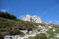 Die Felswände des „Tauernkogels (2247m)“ wurden immer kleiner als ich Rudolf beim Abstieg fotografierte.