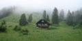 Trotz der Wetterverhältnisse genossen wir den Anblick der wunderbaren Hütte mit der umliegenden Alm. Hier wäre es traumhaft in der Sonne zu relaxen.