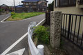 五個荘小幡町の道標、右側が御代参街道