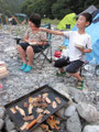 明るいうちに夕食です。