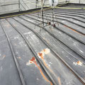 ①瓦棒葺きの鋼板屋根。勾配が緩い関係でやや錆が拡がりやすい傾向も。