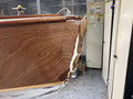 6 febr. 2021 : de romp en het dek staan in 2 lagen epoxy. Daarna moet er heel veel geschuurd worden en volgt de uiteindelijke afwerking met laklagen en verf op de romp.