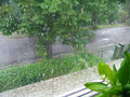 (D) Regentropfen, die leise an dein Fenster klopfen ....