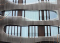 dreidimensionale, plastisch gestaltete Fassadenhaut aus unzähligen vertikalen Lamellen; Berlin-Mitte, Johannisstraße  